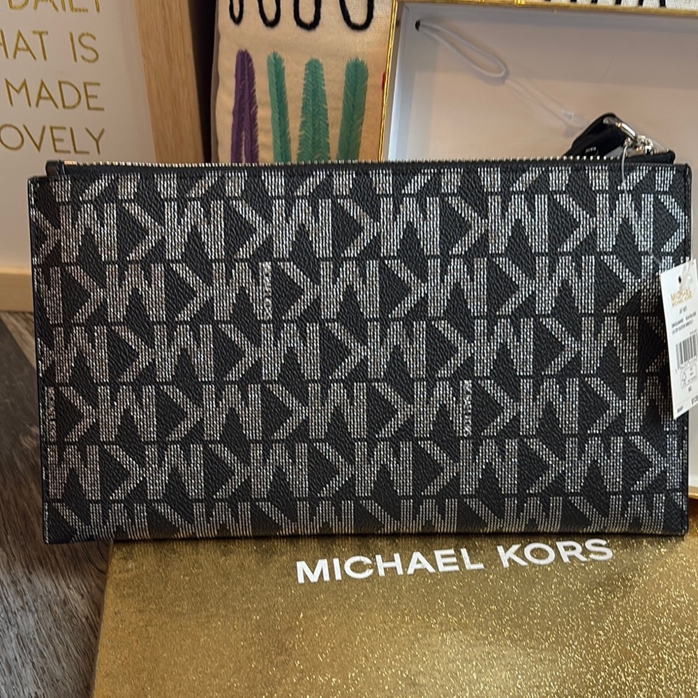 NWT- Michael Kors Jet Set Clutch/Wristlet with Iconic MK Monogram - Picture 3 of 8